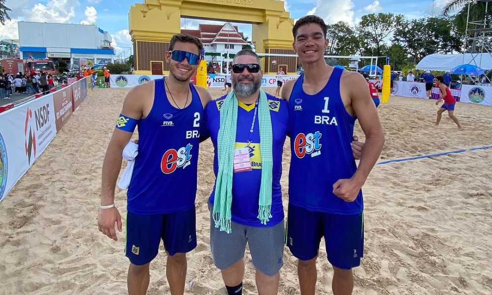 Brasileiros Dudu/Isac estreiam com vitória no Mundial Sub-21 (Reprodução/Instagram/@claudineifisio)