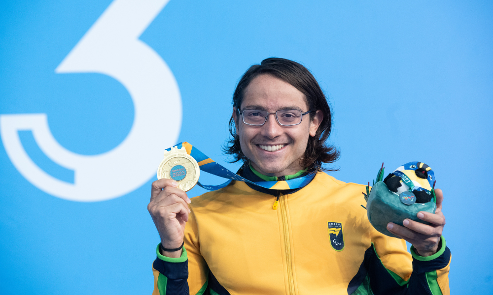 Douglas Matera com medalha do Parapan de Santiago-2023