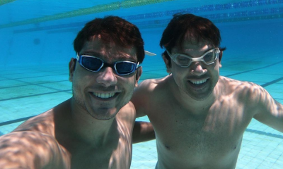 Douglas e Thomaz Matera debaixo d'água em piscina particular