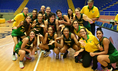 Equipe feminina sub-17 de basquete posa para foto de maneira cômica