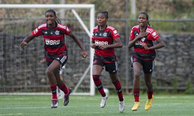 Na imagem, jogadoras do Flamengo na comemoração do gol.