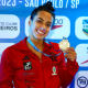 Gabrielle Assis com medalha de ouro do troféu José Finkel de natação