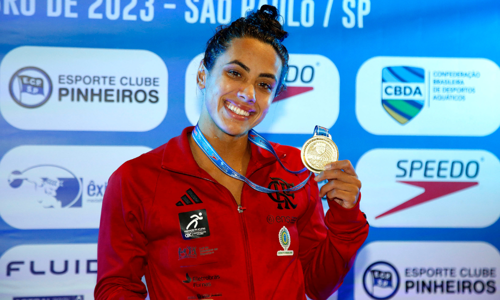 Gabrielle Assis com medalha de ouro do troféu José Finkel de natação