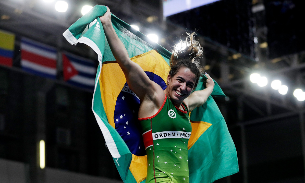 Giullia Penalber com bandeira do Brasil após medalha de ouro no wrestling dos Jogos Pan-Americanos de Santiago-2023