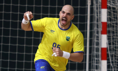 Gustavo comemora gol em jogo do Brasil no handebol dos Jogos Pan-Americanos de Santiago-2023