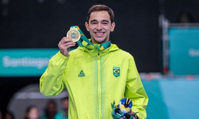 Hugo Calderano com a medalha de ouro do torneio de simples dos Jogos Pan-Americanos de Santiago-2023