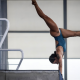 Ingrid de Oliveira de ponta-cabeça se preparando para salto em plataforma