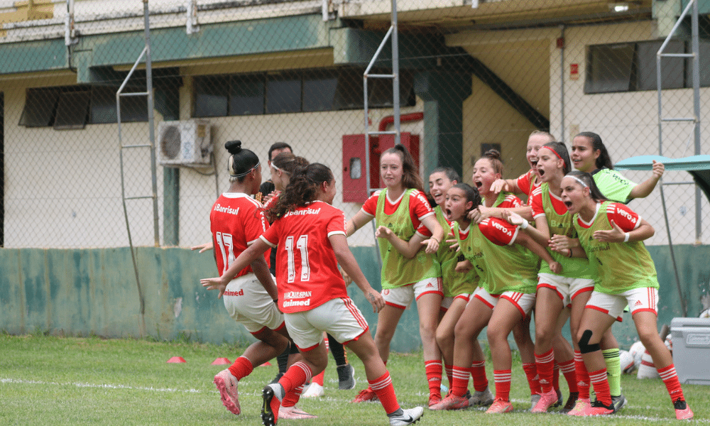Jogadoras do Internacional do futebol feminino sub-17 comemoram mais uma vitória no Brasileiro da categoria