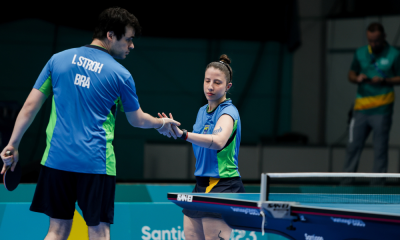 Israel Stroh e Jennyfer Parinos em ação como duplas no Parapan de Santiago-2023 com o tênis de mesa