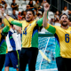 Jogadores da Seleção brasileira de goalball masculino de mãos dadas comemoram com a torcida