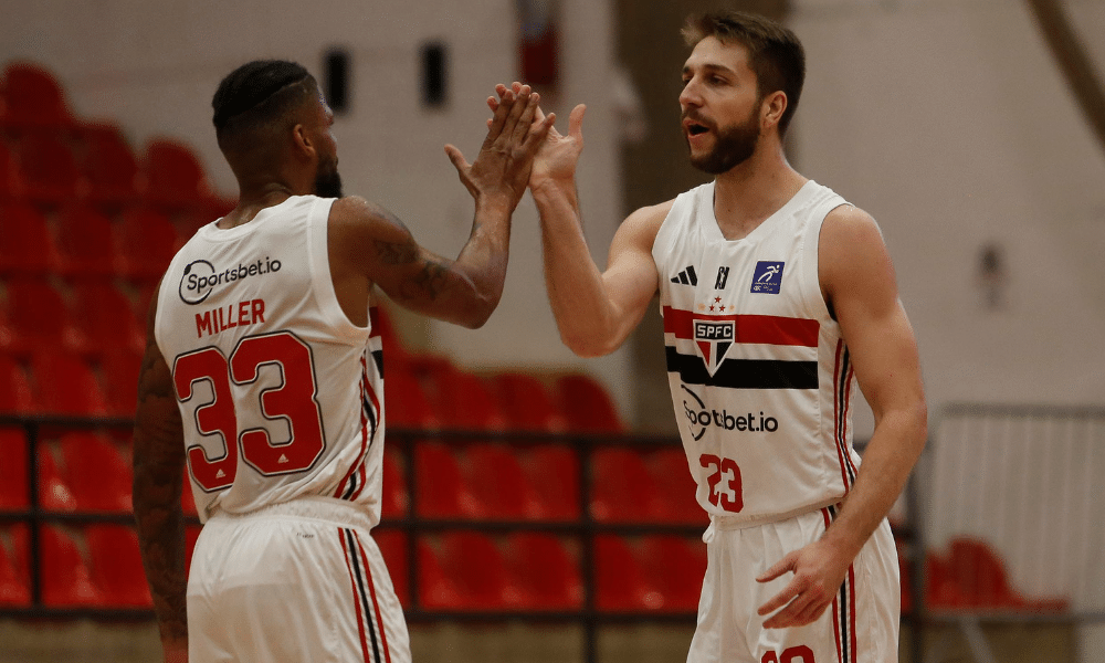 Jogadores do São Paulo se cumprimentam em partida do NBB
