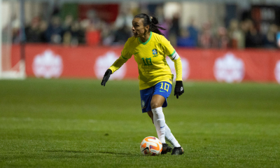 Marta domina a bola durante partida da seleção brasileira de futebol feminino; equipe enfrentará Japão e Nicarágua em amistosos
