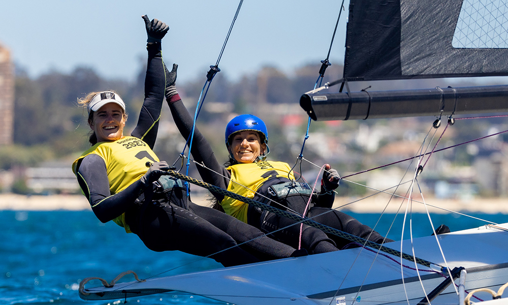 Na imagem, Martine Grael e Kahena Kunze comemorando em cima de seu barco.