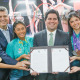 Atletas brasileiras e ministro André Fufuca com placa de candidatura para o Mundial de ginástica rítmica de 2025