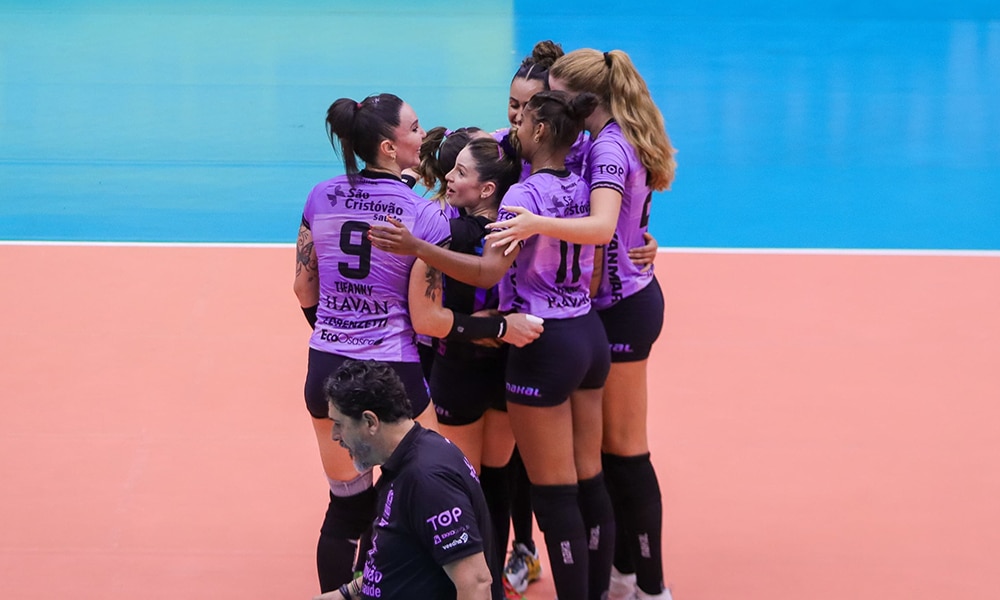 Na imagem, jogadoras do time de Osasco se abraçando após vitória sobre o Fluminense na Superliga Feminina Praia CLube