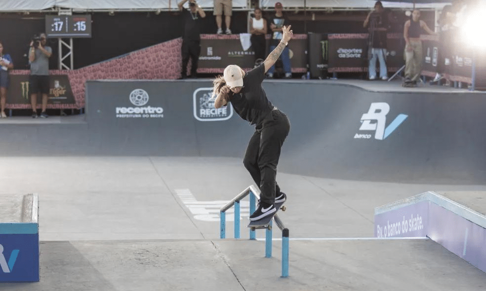 Pâmela Rosa em ação no STU National Recife no skate street; Lucas Rabelo