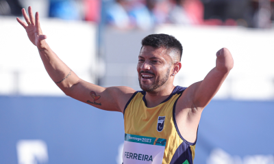 Petrúcio Ferreira ergue os braços e comemora mais um ouro nos 100m T47 no Parapan de Santiago-2023