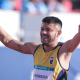 Petrúcio Ferreira ergue os braços e comemora mais um ouro nos 100m T47 no Parapan de Santiago-2023