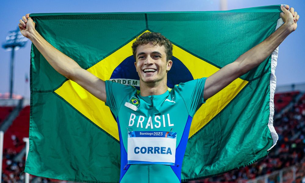 Renan Gallina comemora a conquista da medalha de ouro nos 200 m rasos masculino nos Jogos Pan-Americano de Santiago-2023