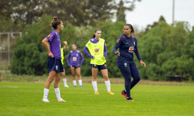 Rosana Augusto dá instruções em treino da Seleção Feminina Sub-20 de futebol