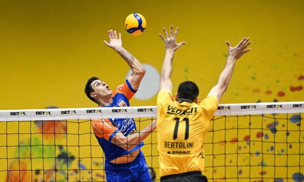 Felipe Roque em ação no duelo entre São José e Vedacit Guarulhos na Superliga de vôlei masculino