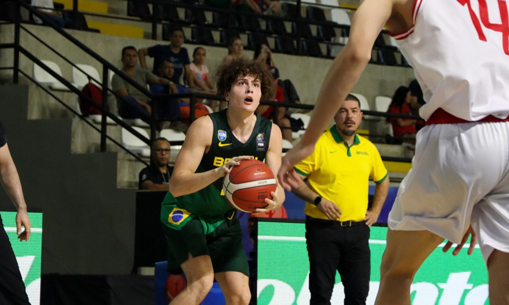 Diogo Alves arremessando pelo Brasil no Sul-Americano sub-17 de basquete masculino