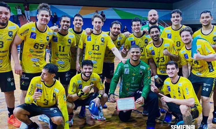 Na imagem, time reunido do Taubaté comemorando.