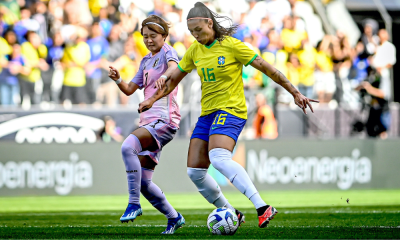 Atletas disputam bola no jogo entre Brasil e Japão em amistoso de futebol feminino
