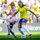 Atletas disputam bola no jogo entre Brasil e Japão em amistoso de futebol feminino