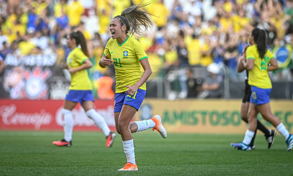 Priscila comemora primeiro gol com a camisa da seleção feminina na vitória do Brasil sobre o Japão