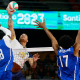 Darlan, oposto do Brasil, ataca por cima do bloqueio de Cuba no vôlei masculino dos Jogos Pan-Americanos Santiago-2023