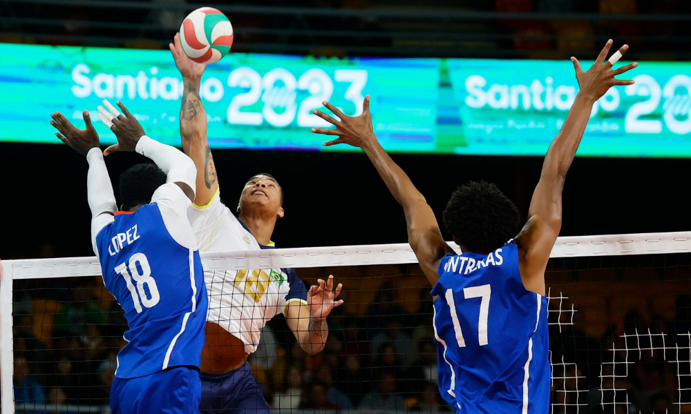Darlan, oposto do Brasil, ataca por cima do bloqueio de Cuba no vôlei masculino dos Jogos Pan-Americanos Santiago-2023