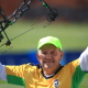 Eugênio Franco ergue seu arco para comemorar o ouro nos Jogos Parapan-Americanos de Santaigo