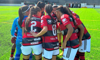 Jogadoras do futebol feminino do Flamengo sub-17 se reúnem antes da partida no Campeonato Brasileiro sub-17