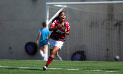 Jogadora do Flamengo comemora gol no Brasileiro Sub-17 de futebol feminino