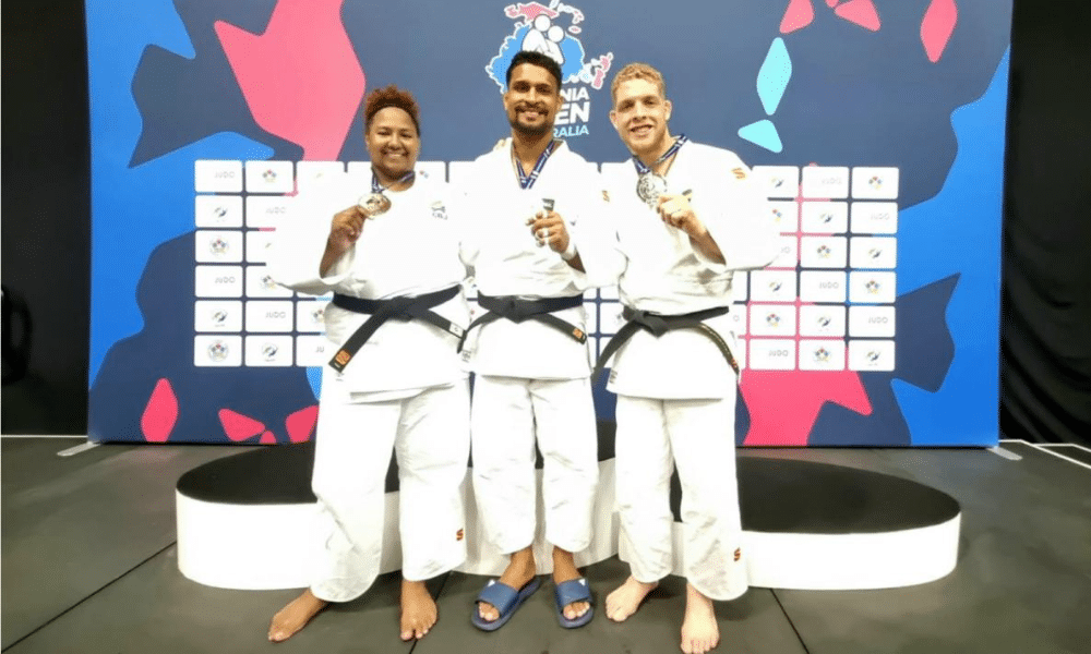 Atletas do Brasil no pódio do Open de Perth de judô, com Leonardo Gonçalves ouro