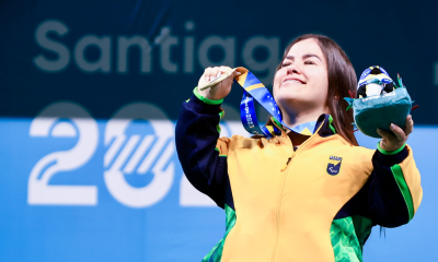 Mariana D'Andra segura a medalha de ouro que conquistou nos Jogos Parapan-Americanos Santiago-2023