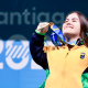 Mariana D'Andra segura a medalha de ouro que conquistou nos Jogos Parapan-Americanos Santiago-2023