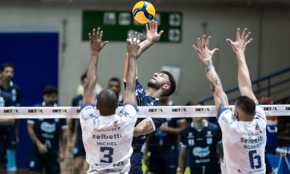 Marcus, do Minas, ataca contra o bloqueio do Joinville na Superliga Masculina de vôlei