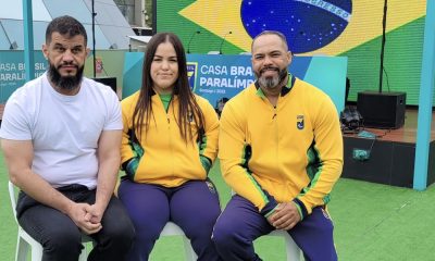 Foto dos atletas Mariana D’Andrea e Claudiney Batista, ao lado do presidente do CPB Mizael Conrado após anúncio.