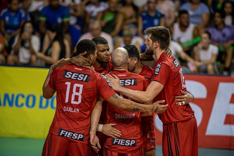 Jogadores do Sesi Bauru comemoram vitória sobre o Araguari na Superliga de vôlei masculino