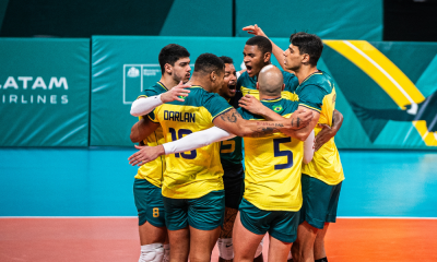 Seleção masculina de vôlei do Brasil comemora ponto contra a Argentina nos Jogos Pan-Americanos Santiago-2023