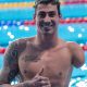 Talisson Glock vencedor medalha de ouro nos jogos parapan-americanos de santiago-2023 atleta gostoso natação vencedor sem camisa faz jóia com a mão tatuagens braço direito