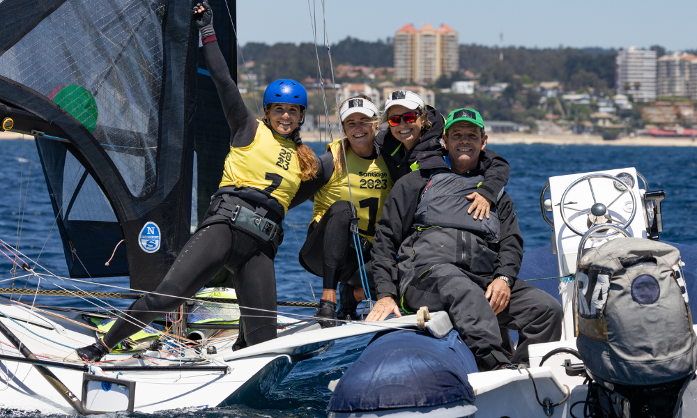 Torben Grael com Martine Grael, Kahena Kunze e Martha Rocha no barco após regata dos Jogos Pan-Americanos Santiago-2023