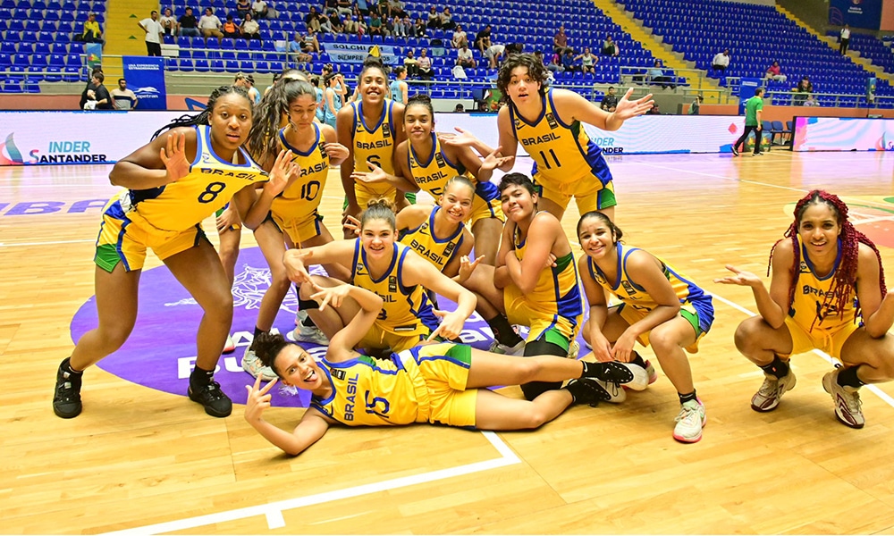 Na imagem, time do Brasil fazendo pose após vitória.