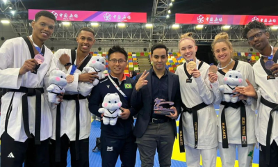 Brasil com a medalha de bronze na disputa por equipes mistas na Copa do Mundo Final de taekwondo