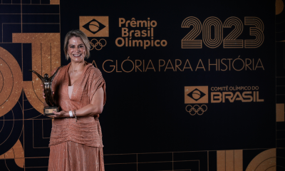 Camila Ferezin, da ginástica rítmica, com o prêmio de melhor treinadora individual do país no Prêmio Brasil Olímpico