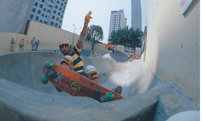 Cesinha Chaves em ação no skate - Exposição Anatomia do Skate - Farol Santander