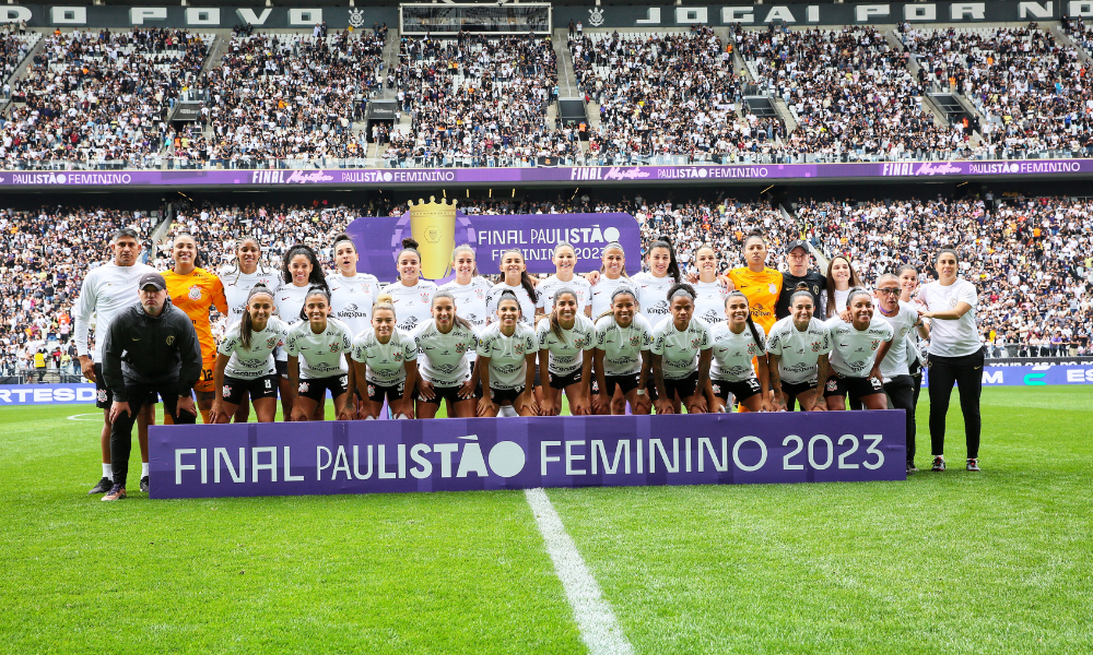 Jogadoras do Corinthians do futebol feminino pousam para foto na final do Paulistão Feminino; elas renovaram contratos para 2024