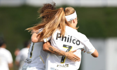 Cristiane e Ketlen se abraçam após gol marcado em Santos x Flamengo pela Brasil Ladies Cup